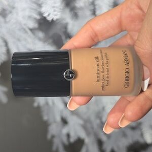 GIORGIO ARMANY LUMINOUS SILK FUNDATION BNIB #9